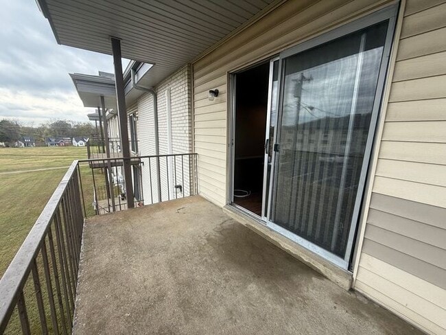 Building Photo - 2 Bedroom Unit was recently renovated. Liv...