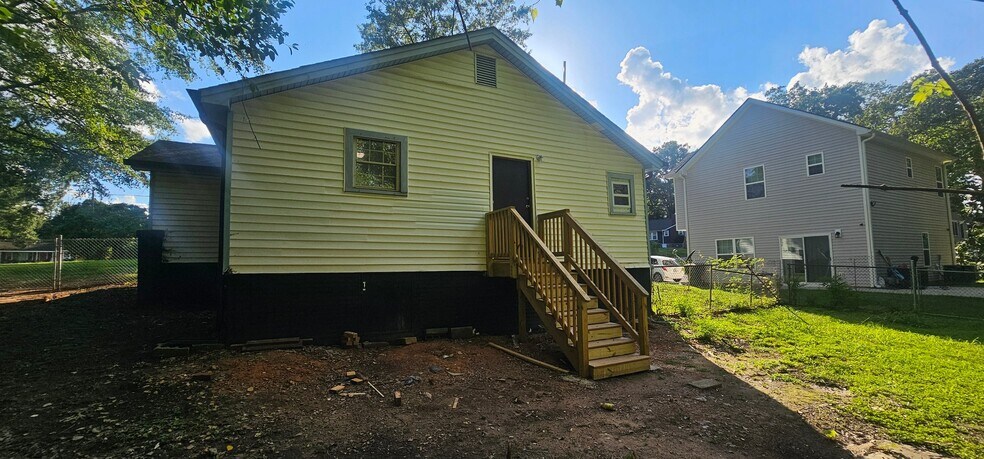 Building Photo - 1040 East Dr
