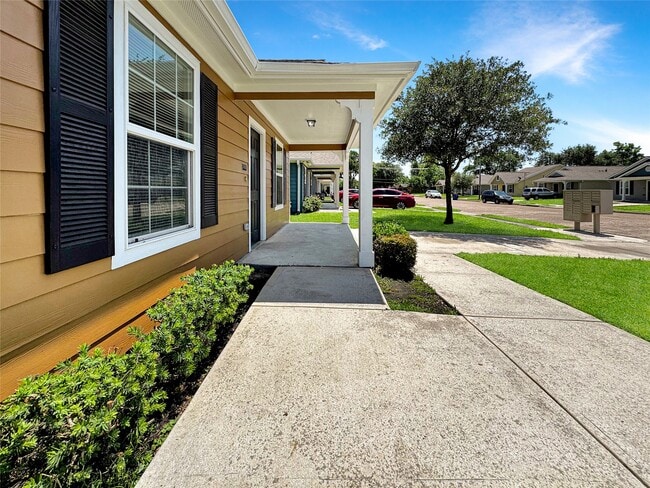 Building Photo - 7426 Blue Jay Dr