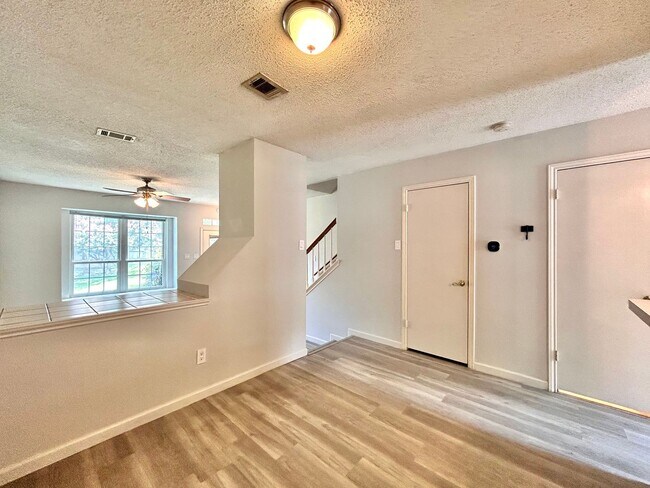 Building Photo - Lovely Rental with 2 Beds, 2.5 Baths & Spa...