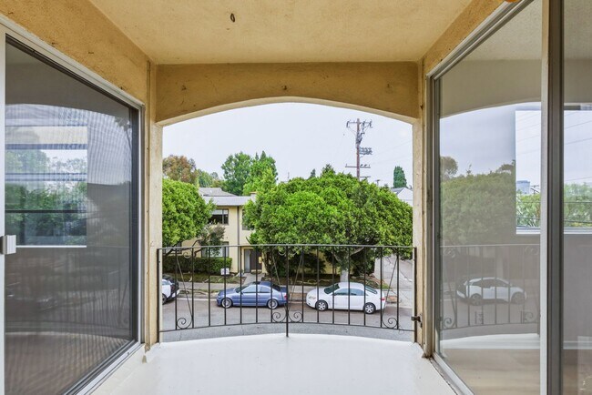 Building Photo - HUGE TOP FLOOR 2 BED 2 BATH IN PRIME SANTA MONICA! -FIREPLACE, BALCONY & GARAGE PARKING SPACE