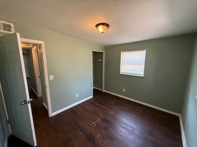 Building Photo - 2119 W 14th St