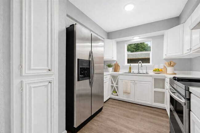 Building Photo - 5411 Castlecreek Ln