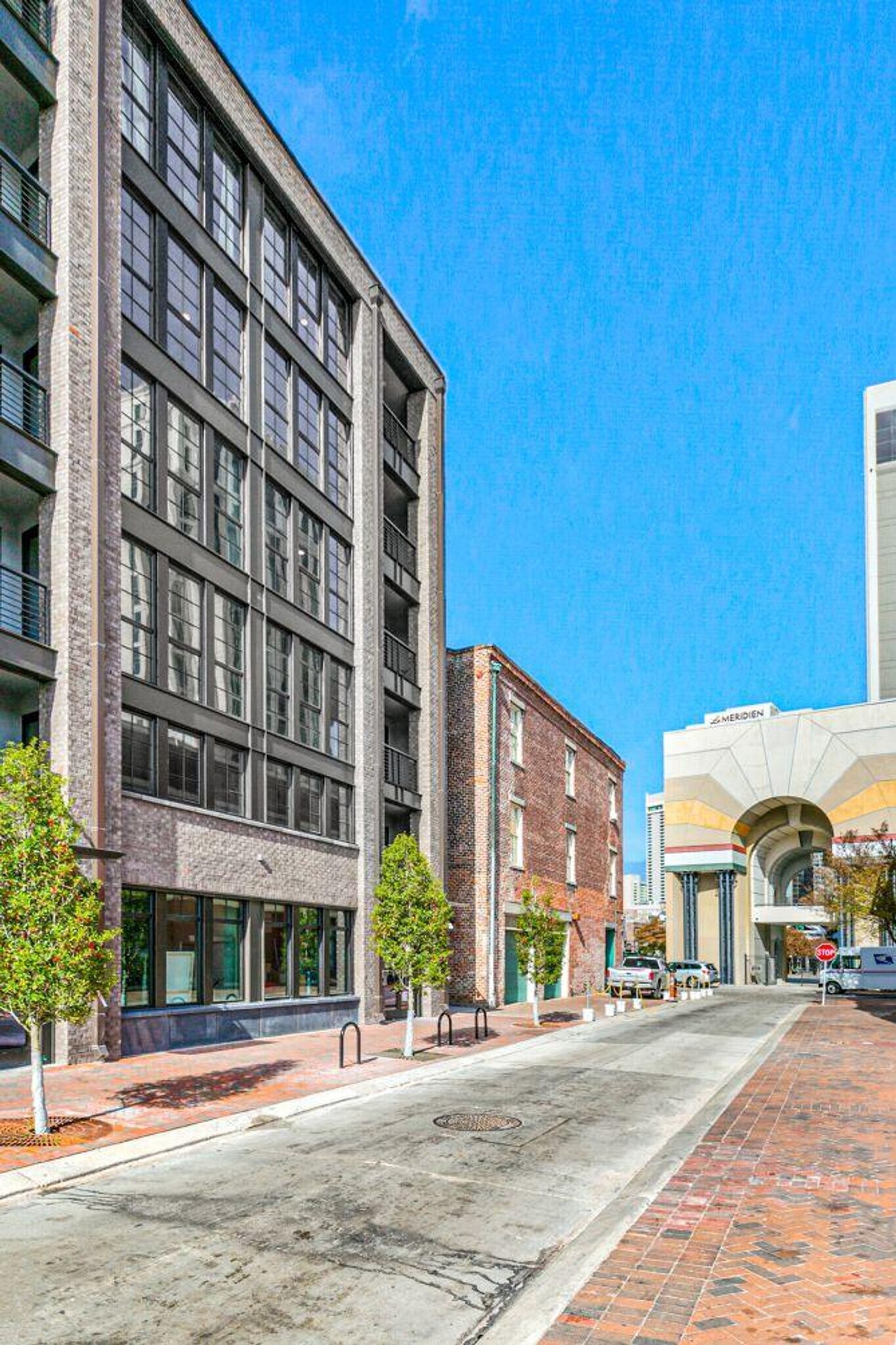 Building Photo - 611 Commerce St