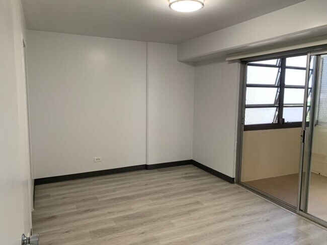 Building Photo - 3350 Sierra Dr