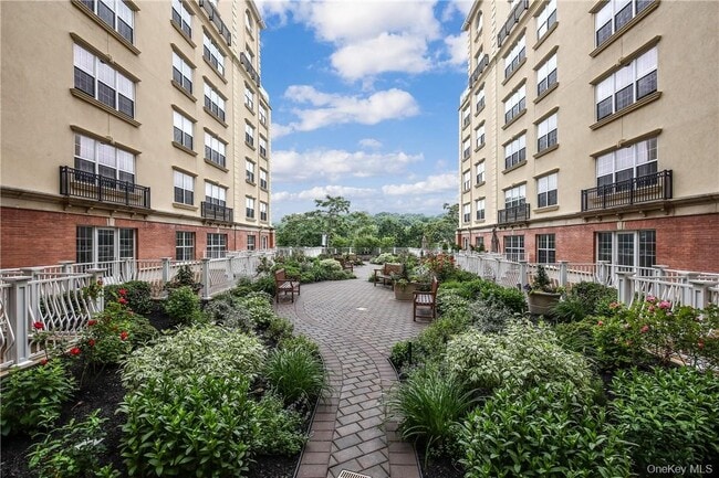 Building Photo - 10 Byron Pl