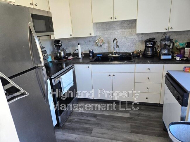 Building Photo - 1160 NE Lake St