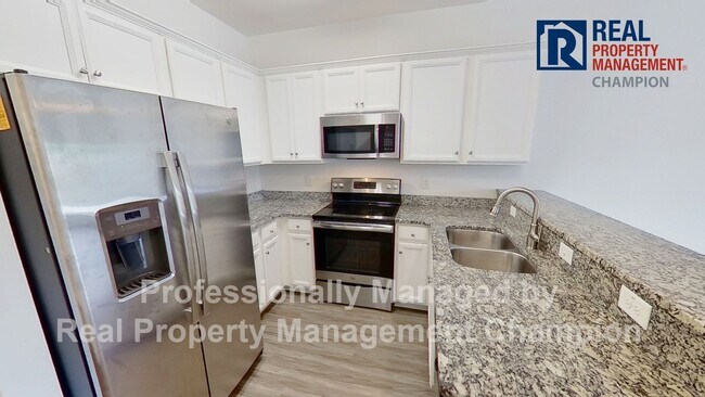 Building Photo - Fabulous Townhome in Heart of Leland