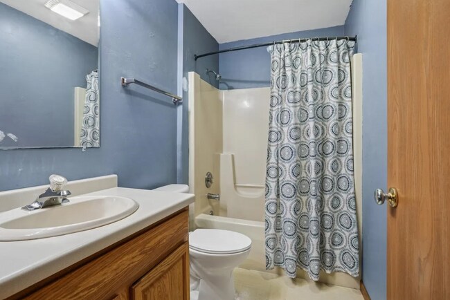 Building Photo - 728 S Main St