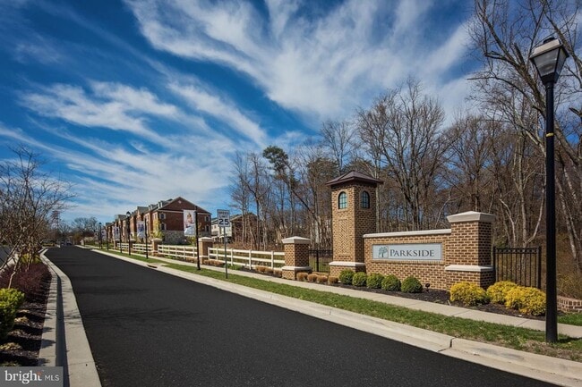 Building Photo - Gorgeous 4-Bed 3.5-Bath Townhouse next to ...