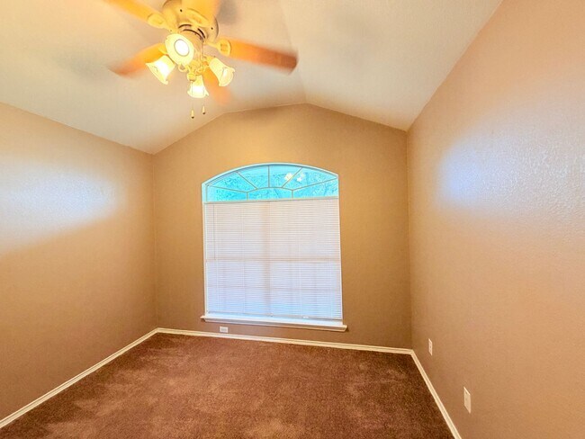 Building Photo - 3 BEDROOMS + AN OFFICE, 3 FULL BATHROOMS -  LIGHT AND BRIGHT INSIDE