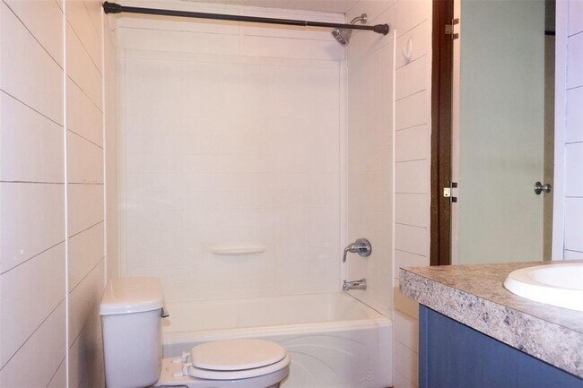 Building Photo - 8916 Lakeside Dr