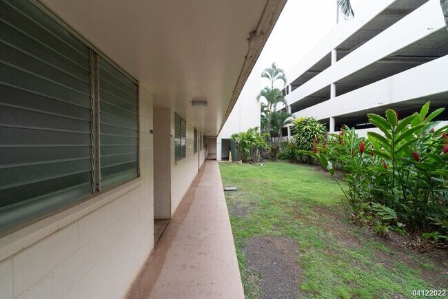 Building Photo - Beachfront Condo in Makaha Surfside