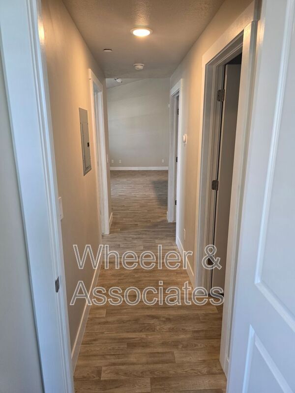 Building Photo - 154 7th St