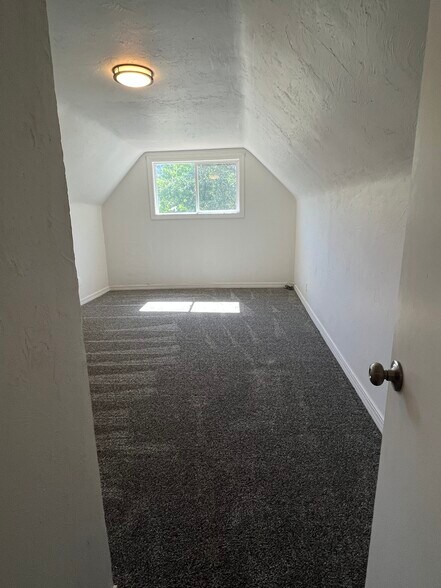 Building Photo - 873 E 5th Ave