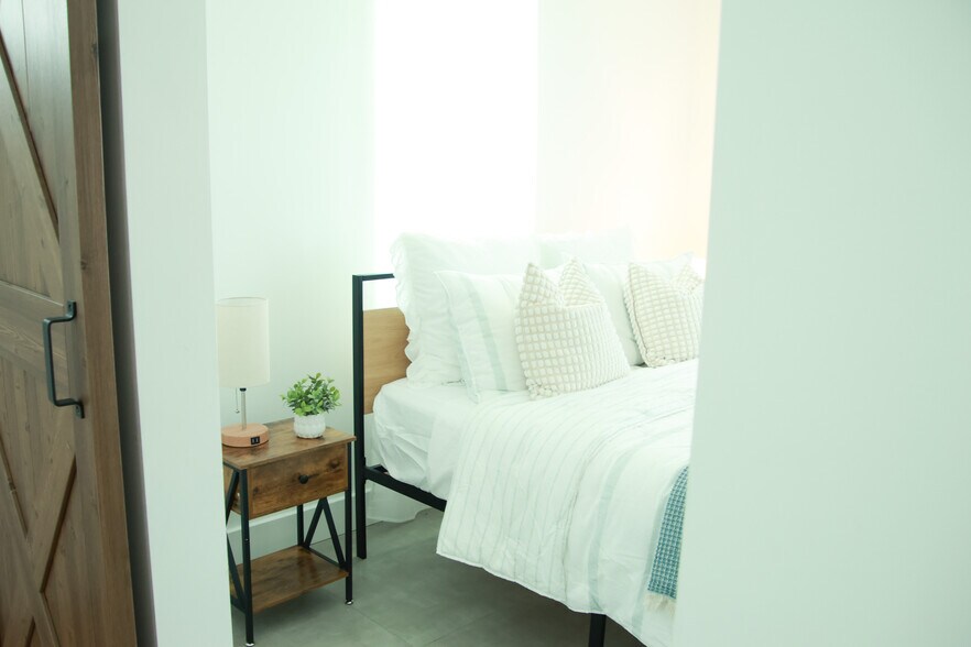 Building Photo - 920 SW 4th Ave