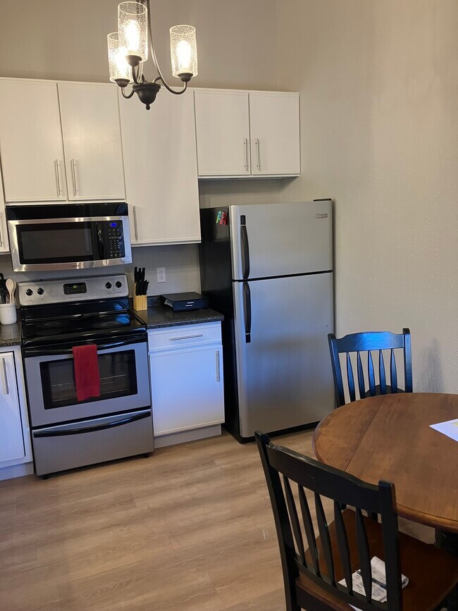 Building Photo - 1371 W 18th Ave