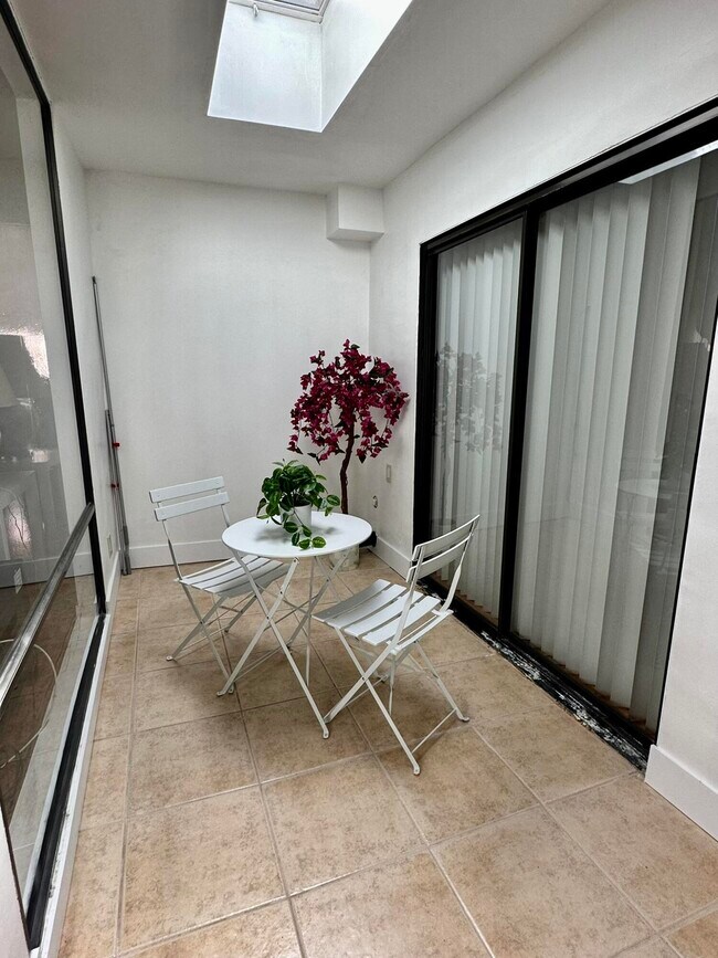 Building Photo - 316 Sierra Madre S