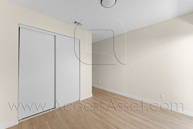 Building Photo - 108 S Lindsay St