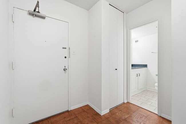 Building Photo - Sun-Filled 1BR/1.5BA with Garage Parking in The Willoughby!