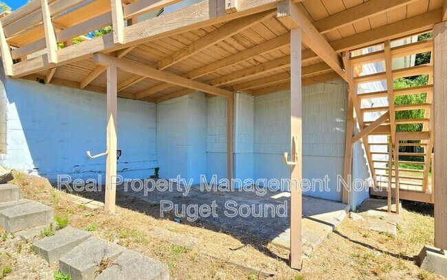 Building Photo - 11005 Maple Ln