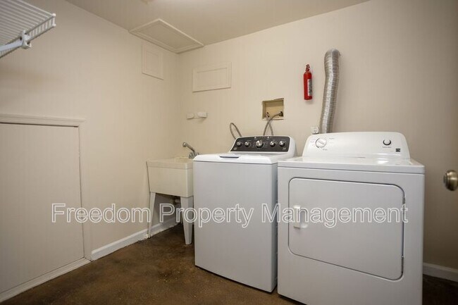 Building Photo - 5914 Ridge View Dr