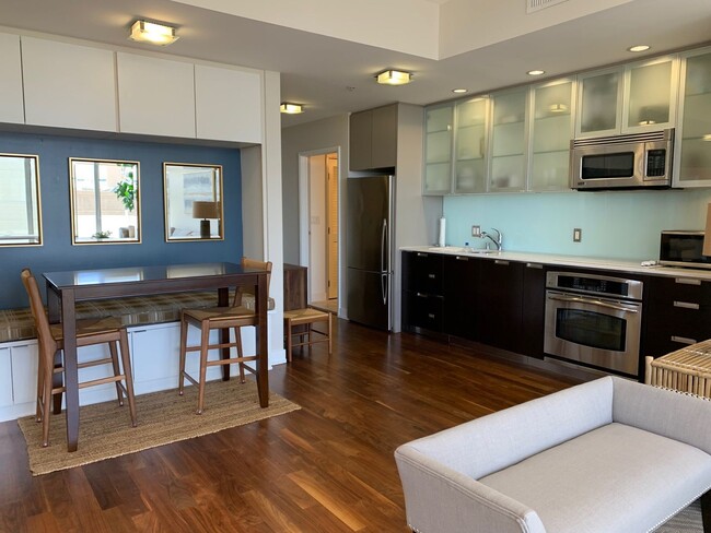 Building Photo - Downtown San Diego - fully furnished upsca...