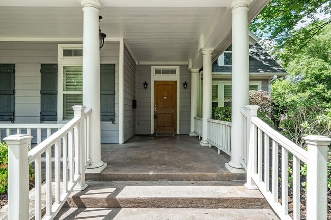Building Photo - 119 College St