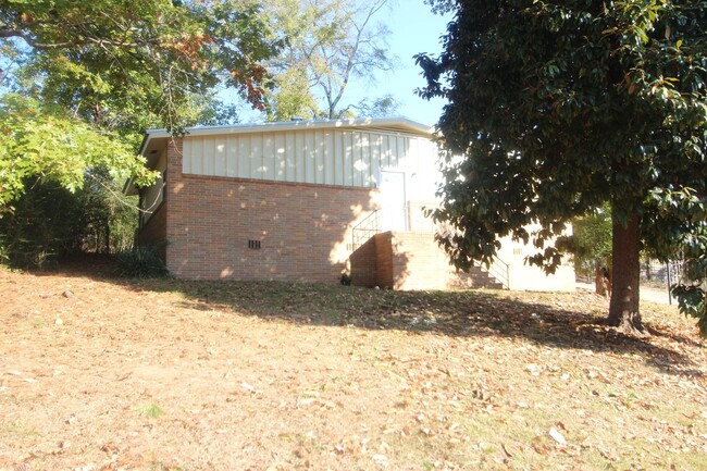 Building Photo - 3 Bedroom, 1.5 Bath!  New on the Market an...