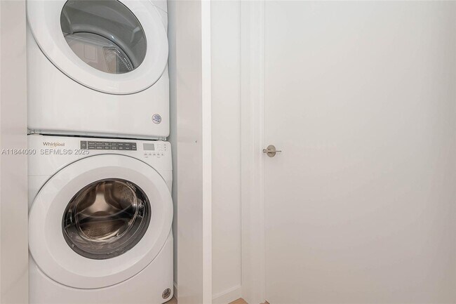 Building Photo - 824 SE 12th Ct