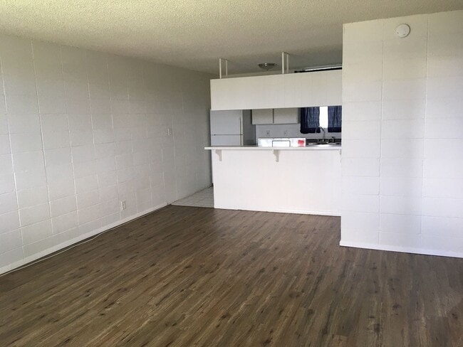 Building Photo - Renovated 2 bedroom! Great Location!