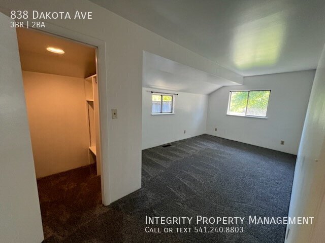 Building Photo - 838 Dakota Ave