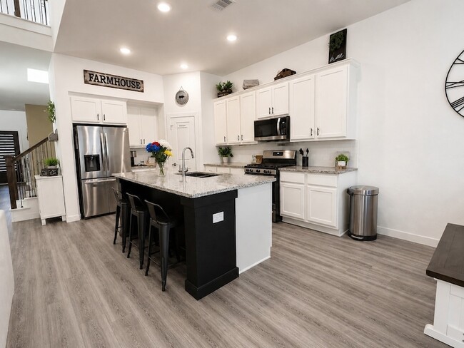 Building Photo - 17111 Crimson Crest Dr