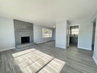 Building Photo - 2 Bedroom, 2 Bathroom + Den Ballard Duplex!
