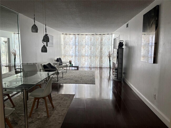 Building Photo - 800 Parkview Dr