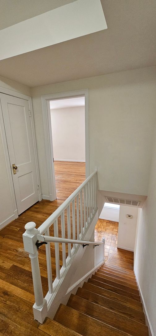 Building Photo - Sun-Filled & Well-Maintained 1 Bed 1 Bath Interior Townhome In Arlington Village