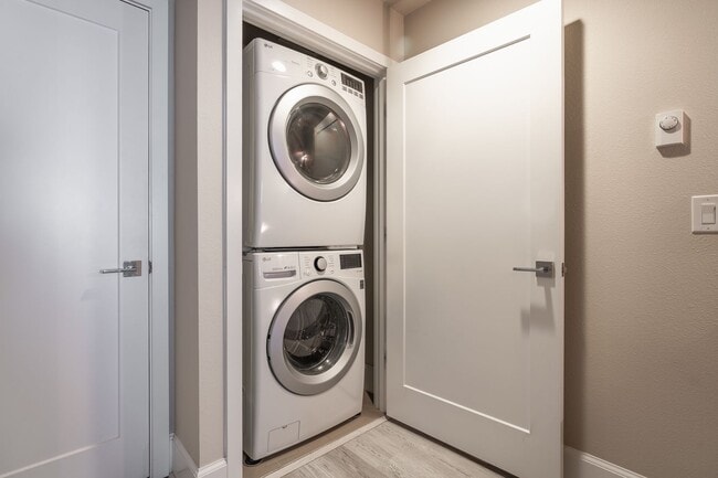 Building Photo - Welcome Home Modern Townhome in the heart of Freemont