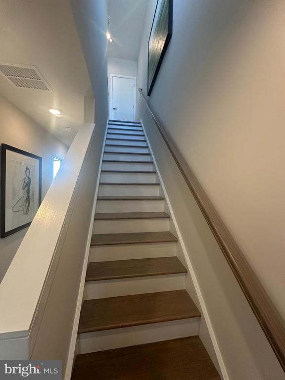 Building Photo - 3000 Birchview Walk