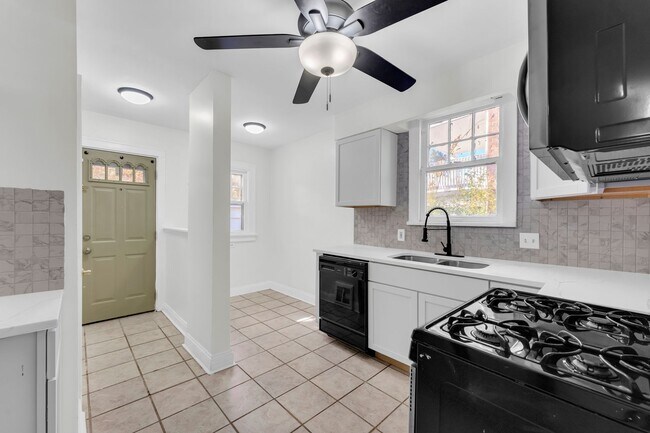 Building Photo - Beautiful Home in the Heart of Cleveland H...