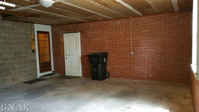 Building Photo - 806 S Cottage Ave