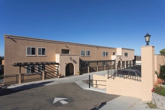 Building Photo - Point Loma 1BR with W/D In-Unit, Great Vie...