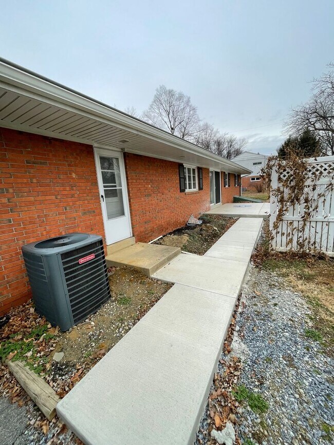 Building Photo - 3 Bed 1 Bath Ranch Home in Manheim Township