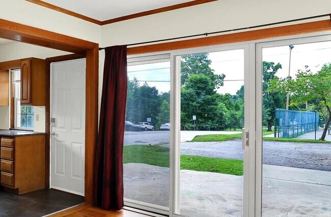 Building Photo - 916 E Maxwell Ln