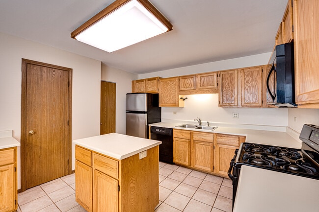 Building Photo - 1640 Hilton Head Dr