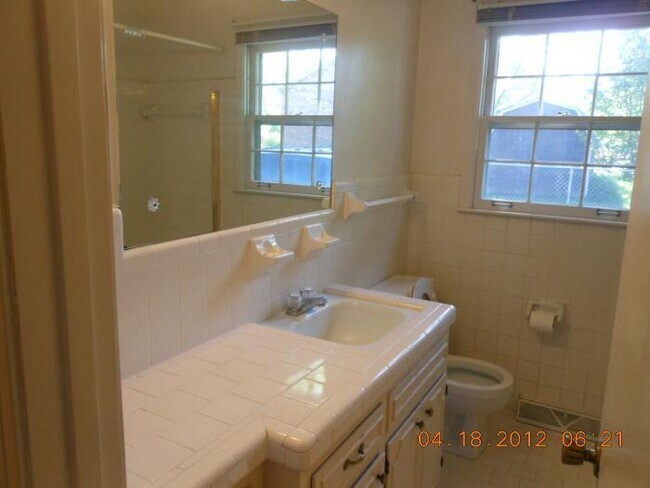 Building Photo - 3 Bedroom Home For Rent in St B Area!