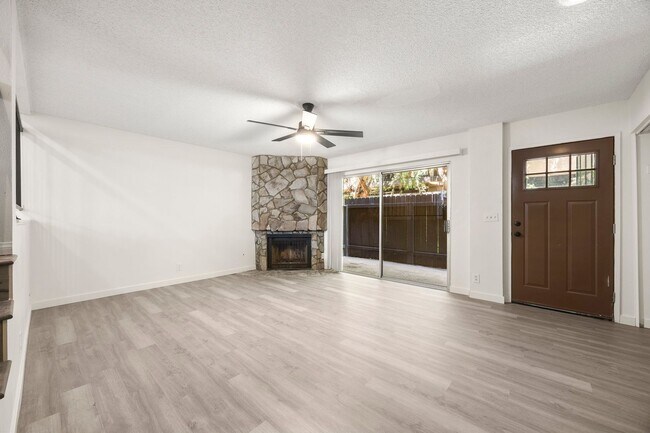 Building Photo - Spacious 2 Bedroom 2 Bathroom 3 Story Cond...