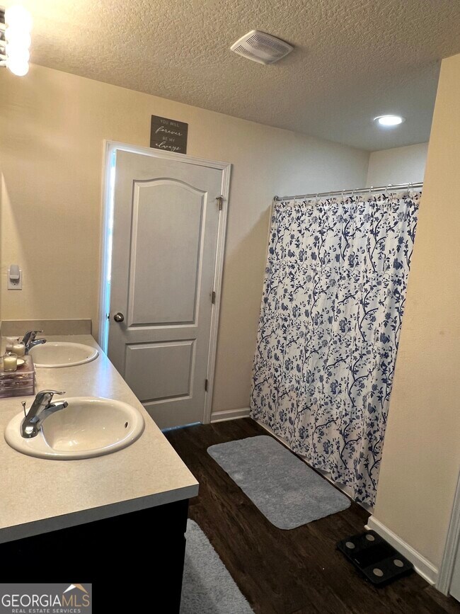 Building Photo - 307 Cedar Breeze Dr