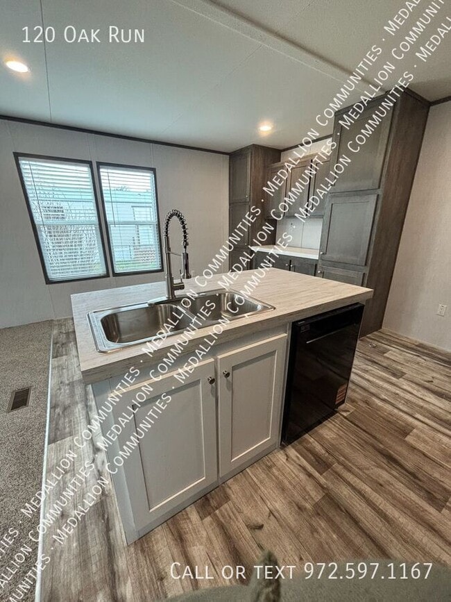 Building Photo - 120 Oak Run