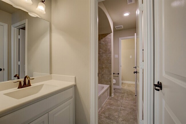 Building Photo - 9006 Forest Park Ct