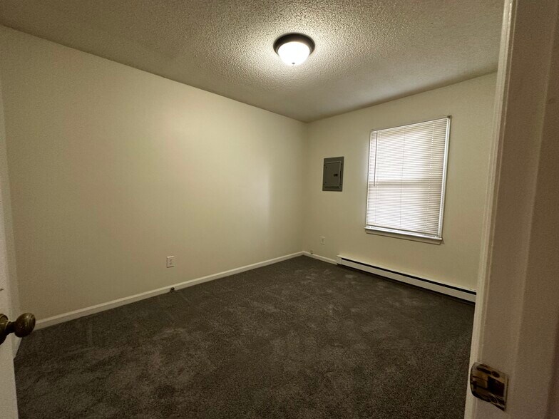 Building Photo - 112 Robbins Ave